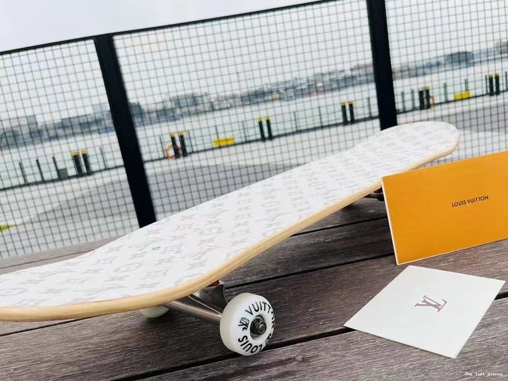 CUSTOM LV SKATEBOARD 0815